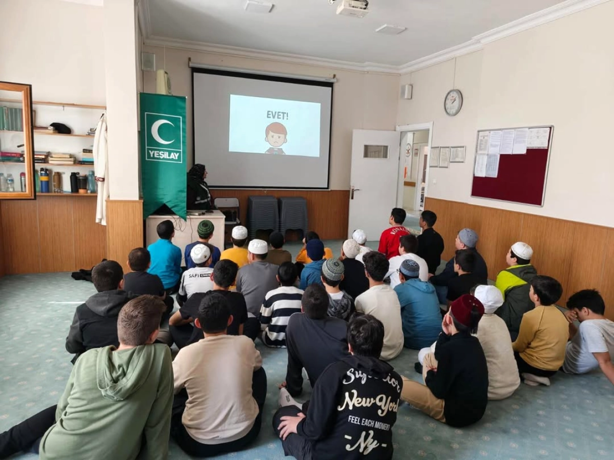 Üsküdar’da gerçekleştirilen farkındalık programında, gençlere dijital dünyada dengeli ve bilinçli