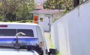 Üsküdar Devlet Hastanesi’nde tıbbı atık deposunun bulunduğu bölgede temizlik görevlileri