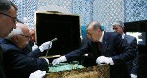 Cumhurbaşkanı Recep Tayyip Erdoğan, Topkapı Sarayı`nda Hırka-ı Saadet’i ziyaret ederek
