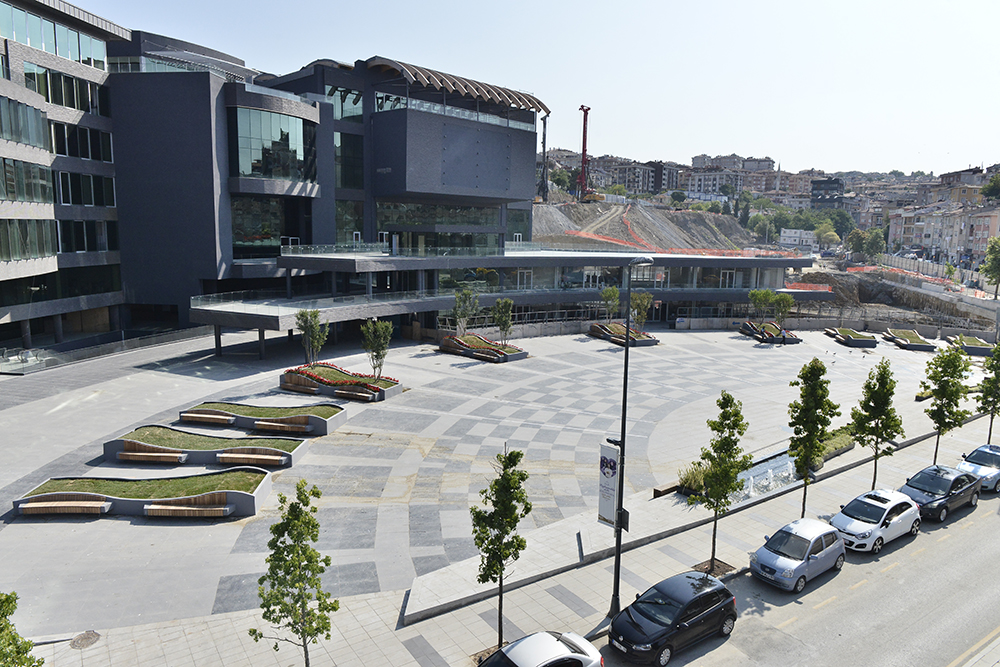 Üsküdar’ın yenilenmesi kapsamında Üsküdar Belediyesi tarafından yapımına başlanan belediye önü