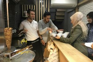 Aşure yapımı ve dağıtımı ile bizzat ilgilenen Ülkü Ocakları Üsküdar