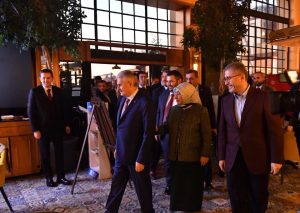 Üsküdar Bağlarbaşı’nda bulunan Nevmekan’ı ziyaret eden Başbakan Binali Yıldırım, gençlerle
