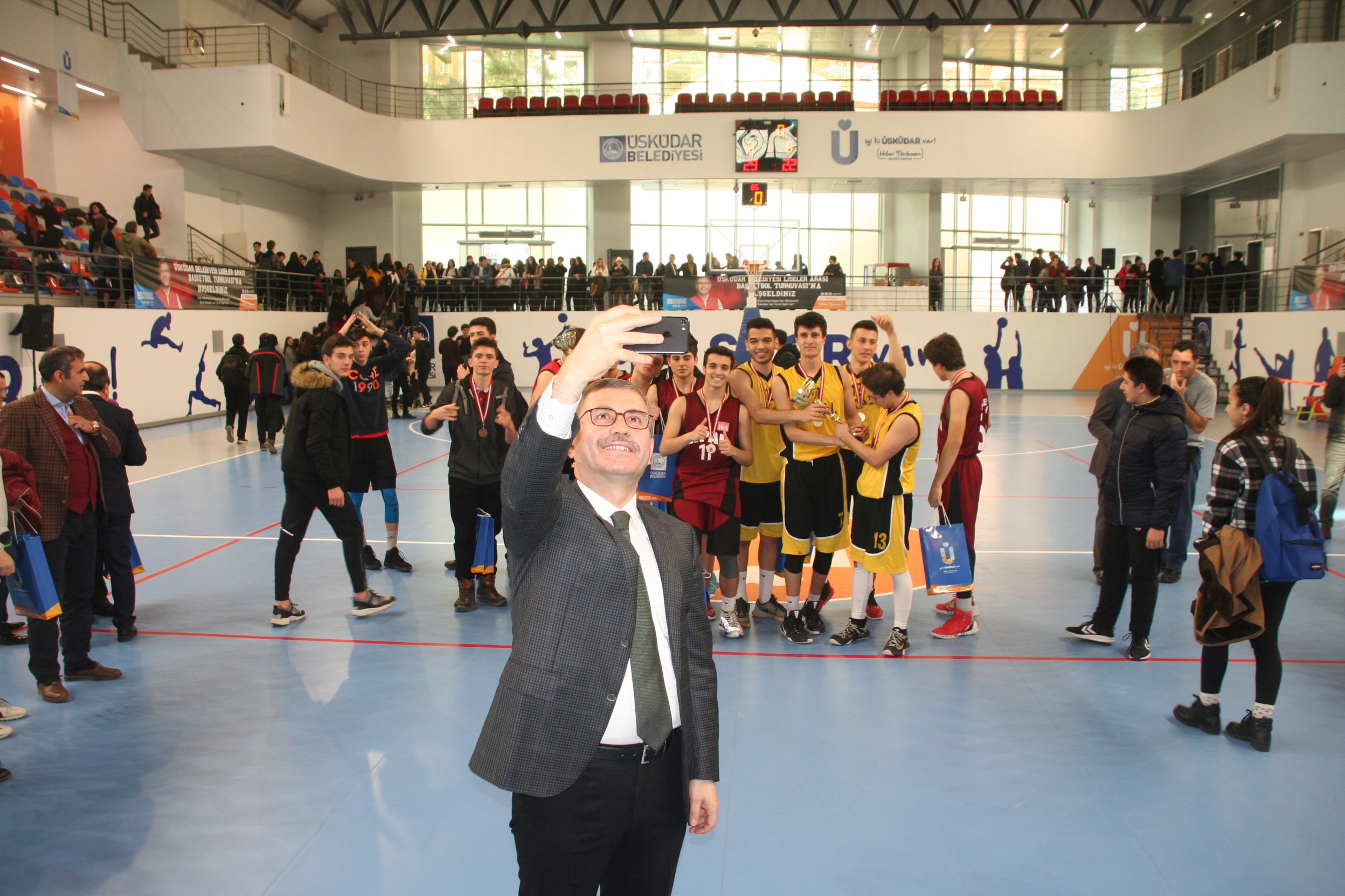 Çavuşdere Spor Merkezinde düzenlenen, 4 okul takımının katıldığı liseler arası