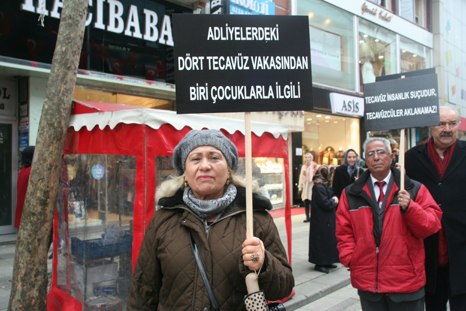 Kapanan Alemdağ Caddesi’nin bir bölümünde bin kişinin katılımıyla gerçekleşen, çocuk