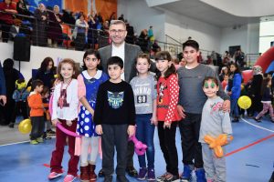 Gerçekleştirdiği etkinliklerle çocukların dostu olan Üsküdar Belediyesi, yüzlerce çocuğu gönüllerince