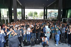 Çevre ve Şehircilik Bakanı Mehmet Özhaseki, Üsküdar Belediyesi önünde vatandaşların