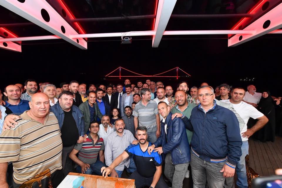 Üsküdar’da taksicilik yapan şoförler, Üsküdar Belediyesi’nin düzenlediği sahur programında biraraya