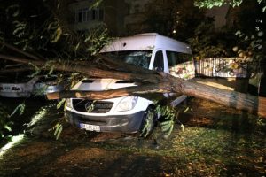 İstanbul’da iki gündür etkili olan fırtına, etkisini gece de sürdürdü.