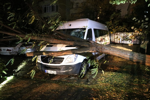 İstanbul’da iki gündür etkili olan fırtına, etkisini gece de sürdürdü.