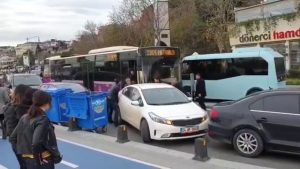 ÜSKÜDAR Salacak sahilinde yol kenarına hata park eden otomobil yüzünden trafik