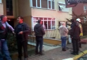 Üsküdar Çengelköy’de 4 katlı bir apartmanın bodrum katında çıkan yangın