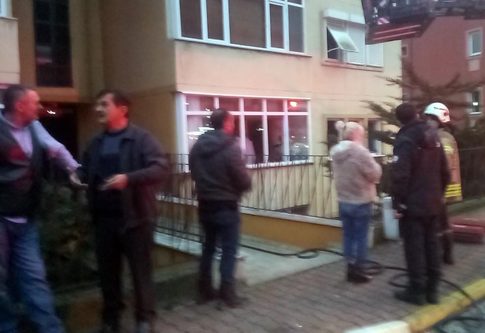 Üsküdar Çengelköy’de 4 katlı bir apartmanın bodrum katında çıkan yangın