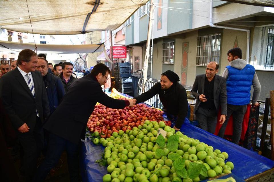 Üsküdar’da Pazar turuna çıkan CHP’nin İstanbul Büyükşehir Belediye Başkan Adayı