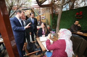 Hazine ve Maliye Bakanı Berat Albayrak, Üsküdar’da esnaf ziyaretinde bulunarak,