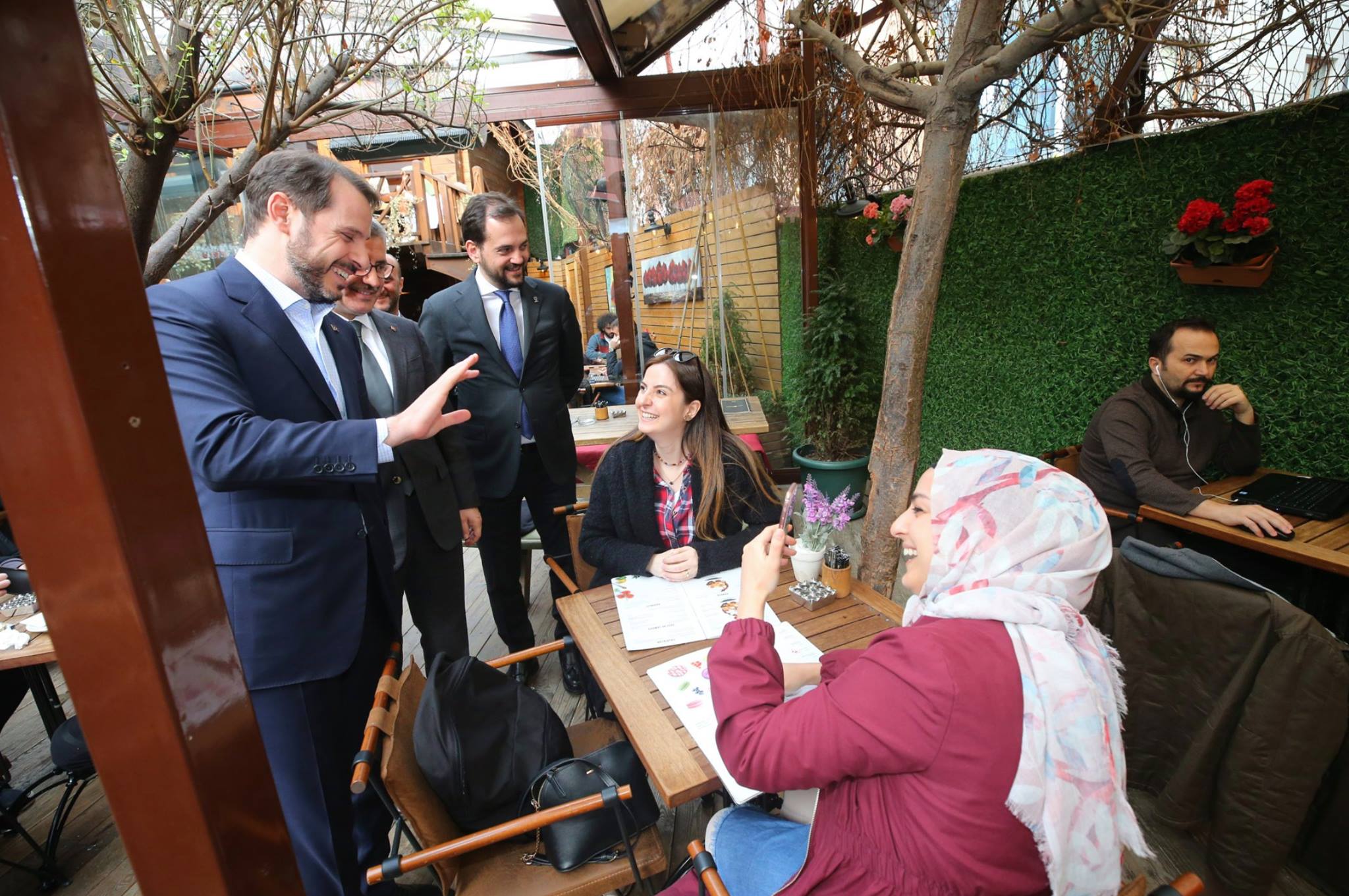 Hazine ve Maliye Bakanı Berat Albayrak, Üsküdar’da esnaf ziyaretinde bulunarak,