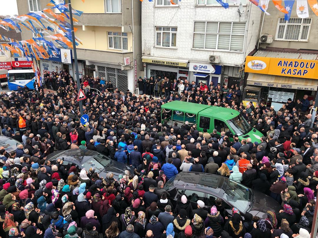 Yavuztürk Mahallesi’nin sevilen esnaflarından, Kardelen Eczanesi’nin sahibi eczacı M. Fatih