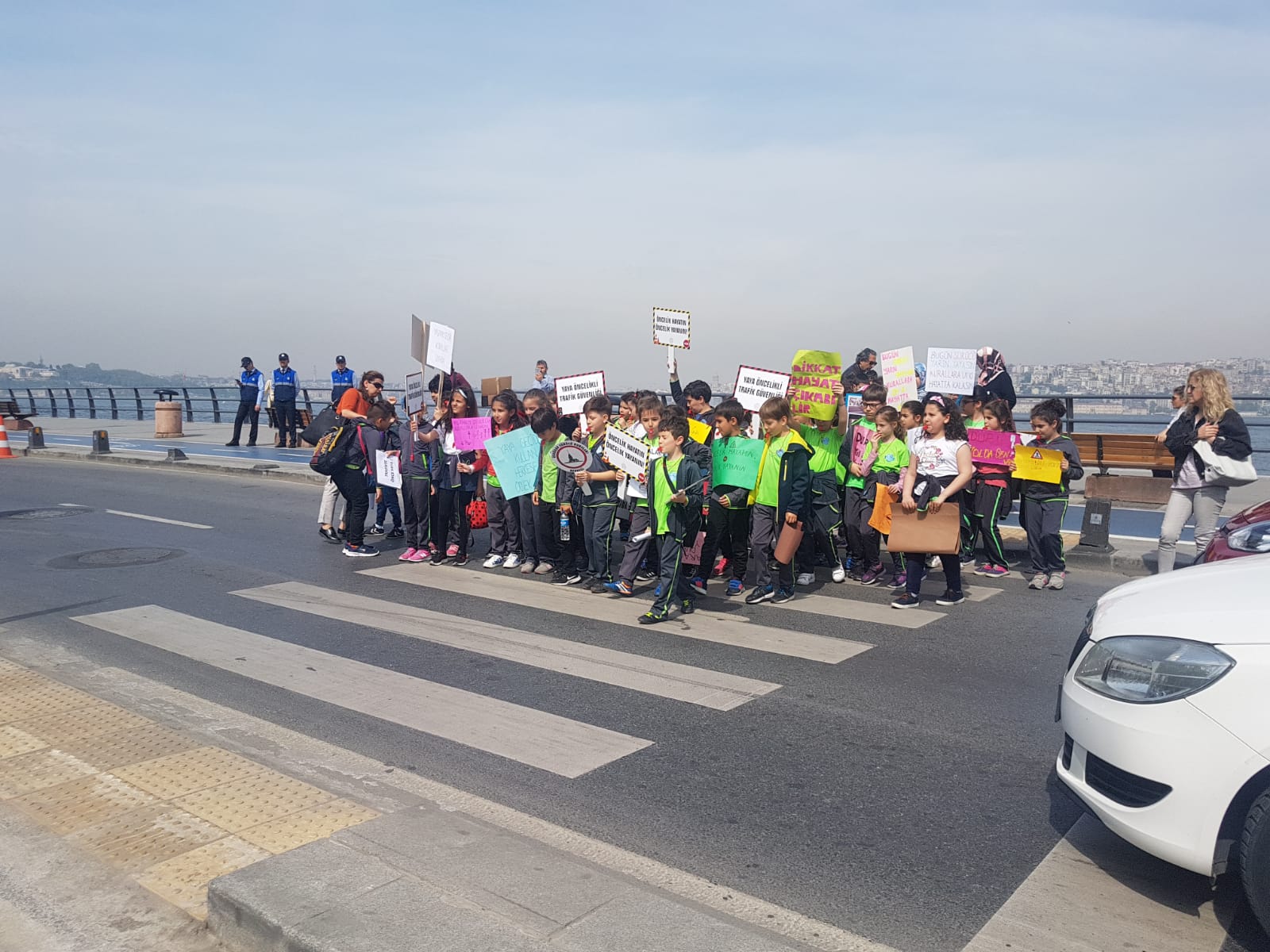 İçişleri Bakanlığı’nın “Yaya Öncelikli Trafik Yılı” programı kapsamında, Üsküdar Şemsipaşa’da