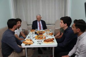 İstanbul Büyükşehir Belediye Başkan Adayı Binali Yıldırım, önce iftarda üniversite