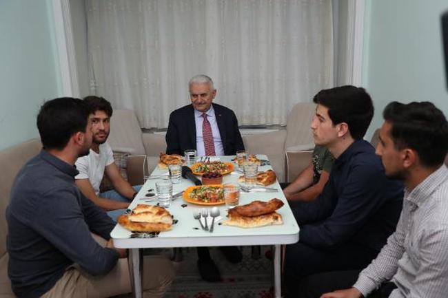 İstanbul Büyükşehir Belediye Başkan Adayı Binali Yıldırım, önce iftarda üniversite