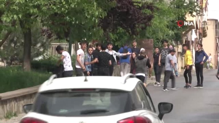 ÜSKÜDAR’da liseliler arasında parkta çıkan kavgada 3 öğrenci bıçaklanarak, yaralandı.