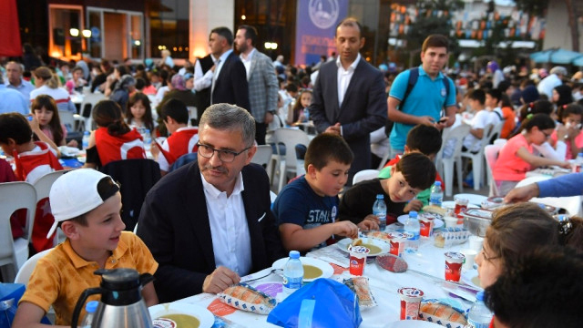 Üsküdar Belediyesinin düzenlediği “İlk Orucum, İlk İftarım” etkinliğinde çok sayıda