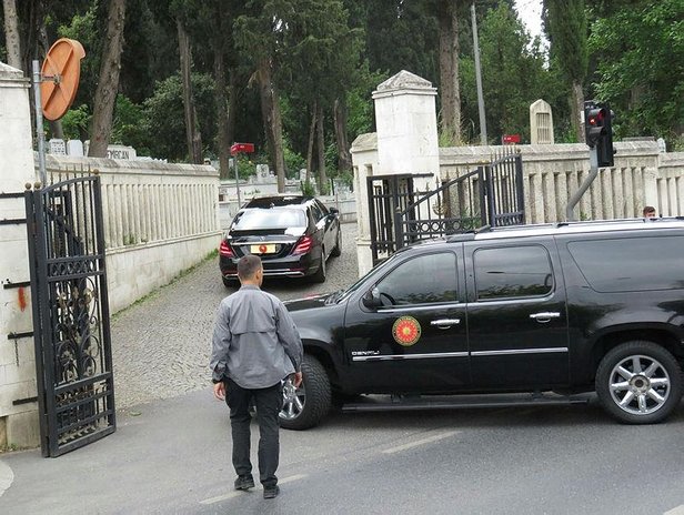 Cumhurbaşkanı Recep Tayyip Erdoğan, Karacaahmet Mezarlığı’nda annesi Tenzile ve babası