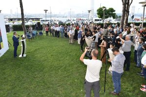 Heykel, resim, özgün baskı, cam, seramik, fotoğraf gibi farklı sanat