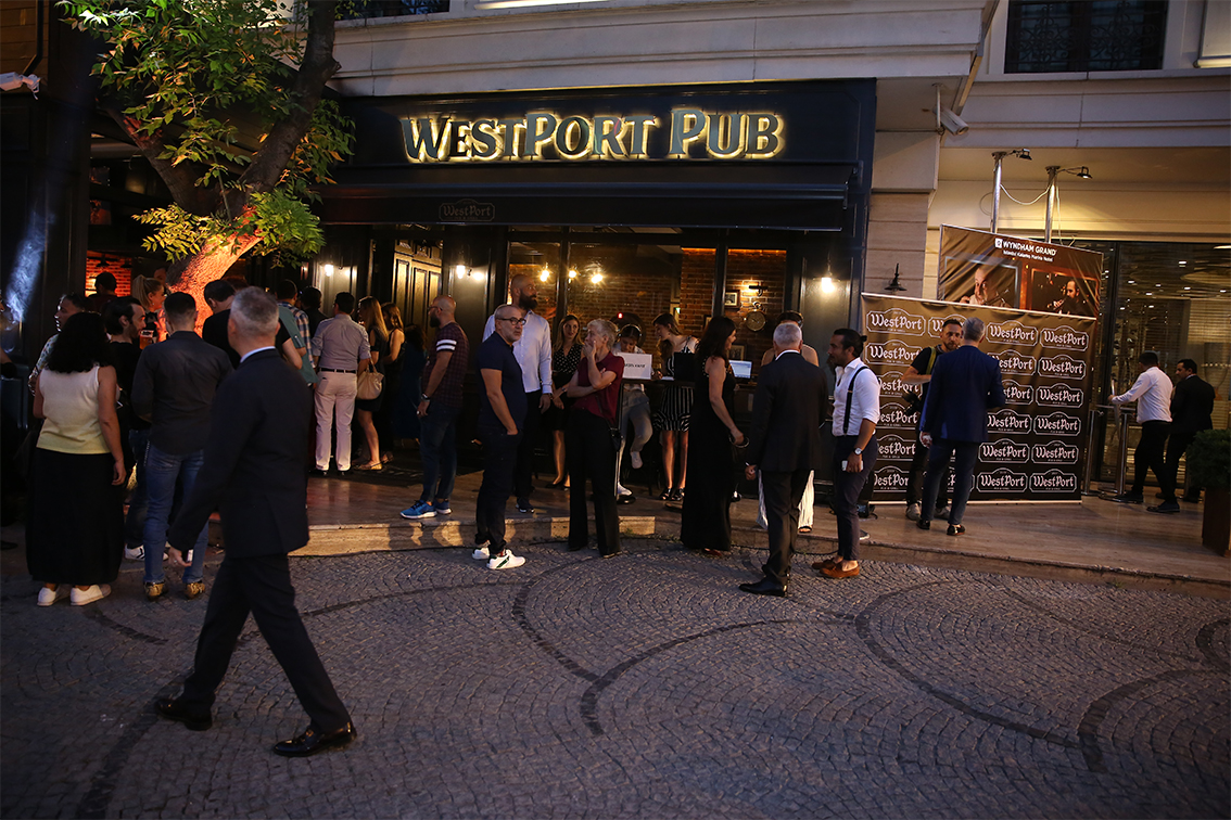WestPort Pub, Kalamış’ta açılışa özel eğlenceli canlı müziği ve ilgi