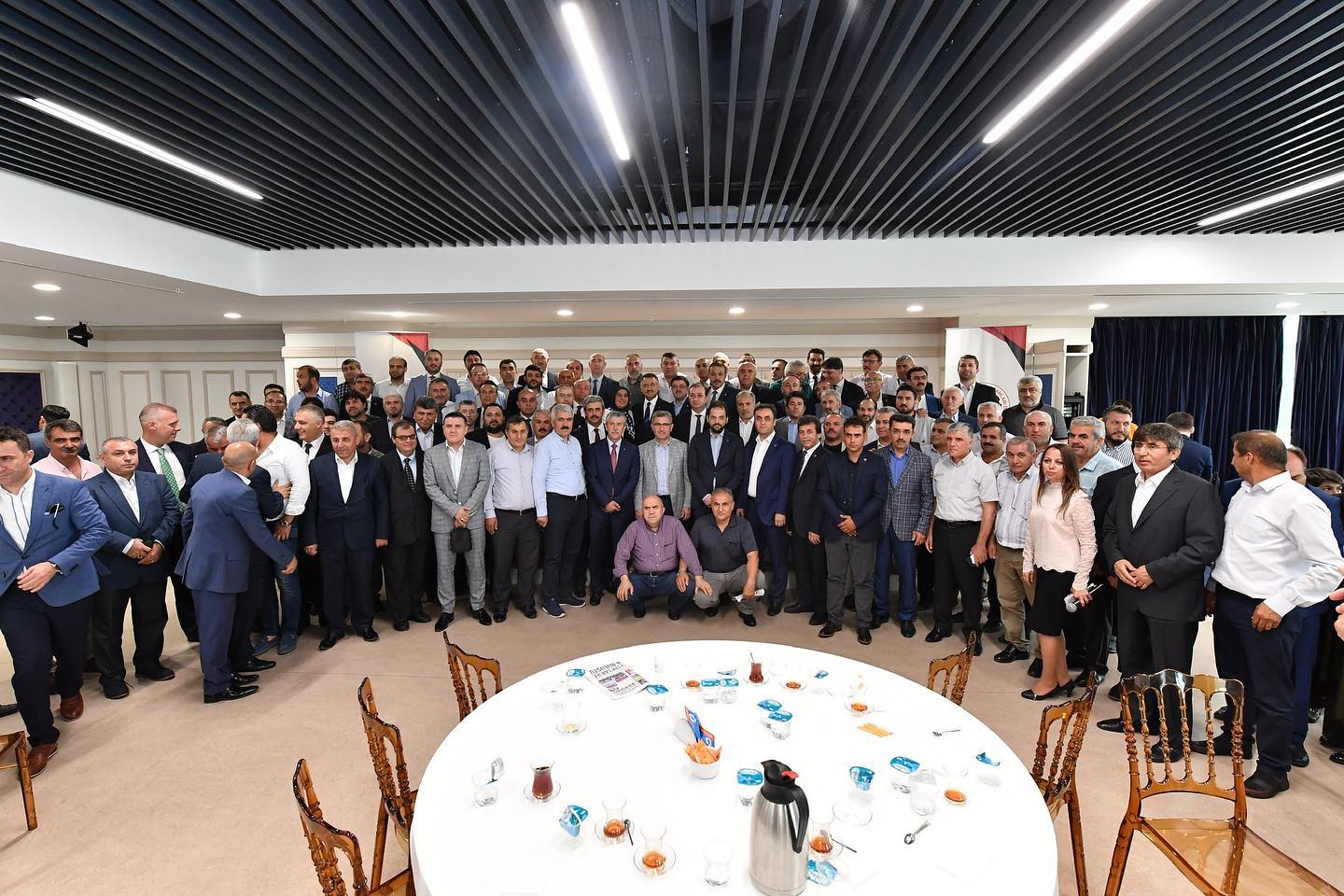 Cumhurbaşkanı Yardımcısı Fuat Oktay, Yozgatlı sanayici ve iş adamlarıyla kahvaltı