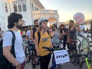 Kadıköy Adalar İskelesinin önünde bir araya gelen bisikletli bir grup,