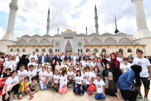 Üsküdar’da yaz boyunca Kur’an kurslarına giderek dini eğitim alan çocuklar,