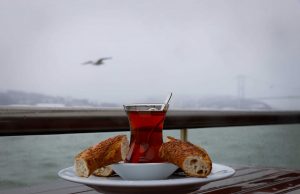 Vapurda çayın en iyi arkadaşı simit, Eminönü denildiğinde akla gelen