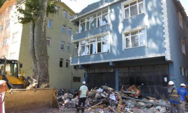 Dev tarihi çınar ağacı büyük bir gürültü ile 3 katlı