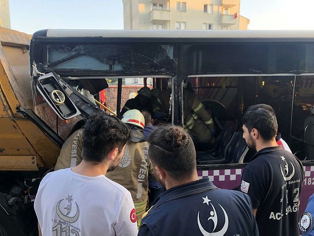 Sürücüsünün direksiyon hakimiyetini kaybettiği bir özel halk otobüsü, park halinde
