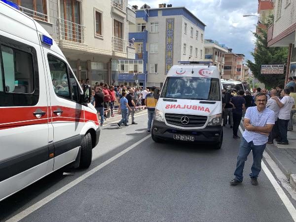 Ümraniye’de yolcu taşıyan minibüs ve bir otomobilin çarpışması sonucu otomobildeki