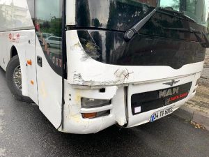 Üsküdar’da park halinde bulunan otobüsün aniden freni boşaldı. Otobüs üç
