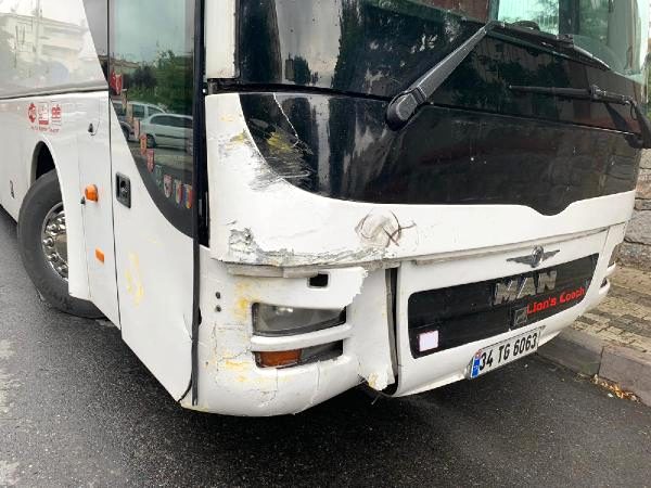 Üsküdar’da park halinde bulunan otobüsün aniden freni boşaldı. Otobüs üç