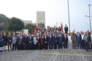 Üsküdar Şemsipaşa Atatürk Anıtı önünde, 19 Ekim Muhtarlar Günü dolayısıyla