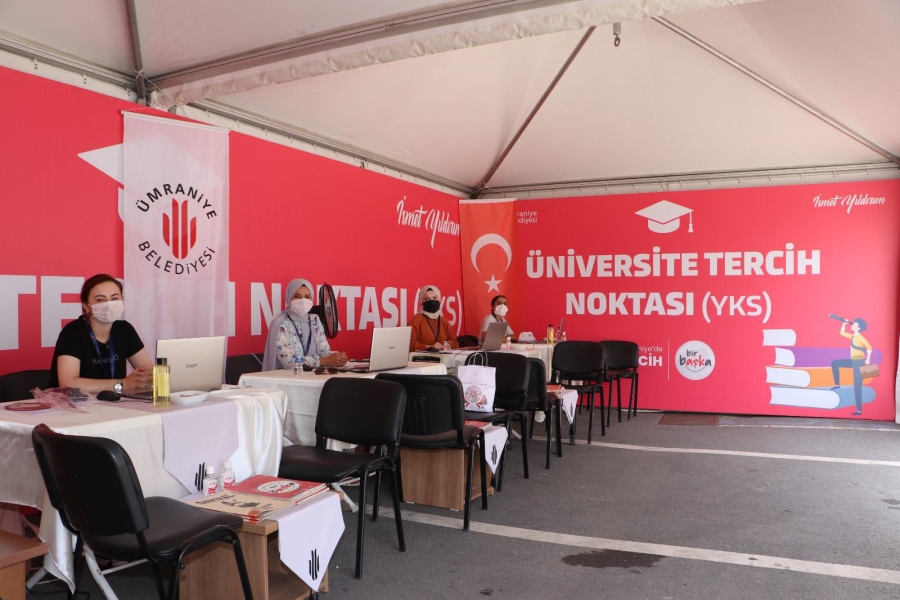 Ümraniye Belediyesi’nin üniversite adayı gençlere yönelik gerçekleştirdiği eğitim desteği sürüyor.