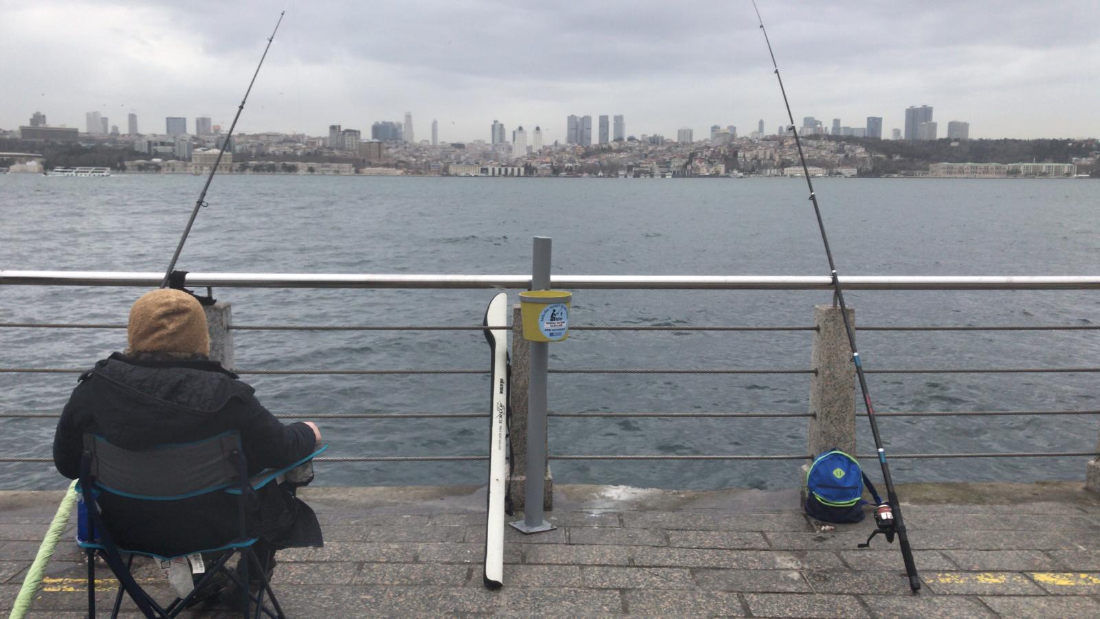 Üsküdar Sahili boyunca olta balıkçılığı yapan vatandaşların çöpe ve çevreye