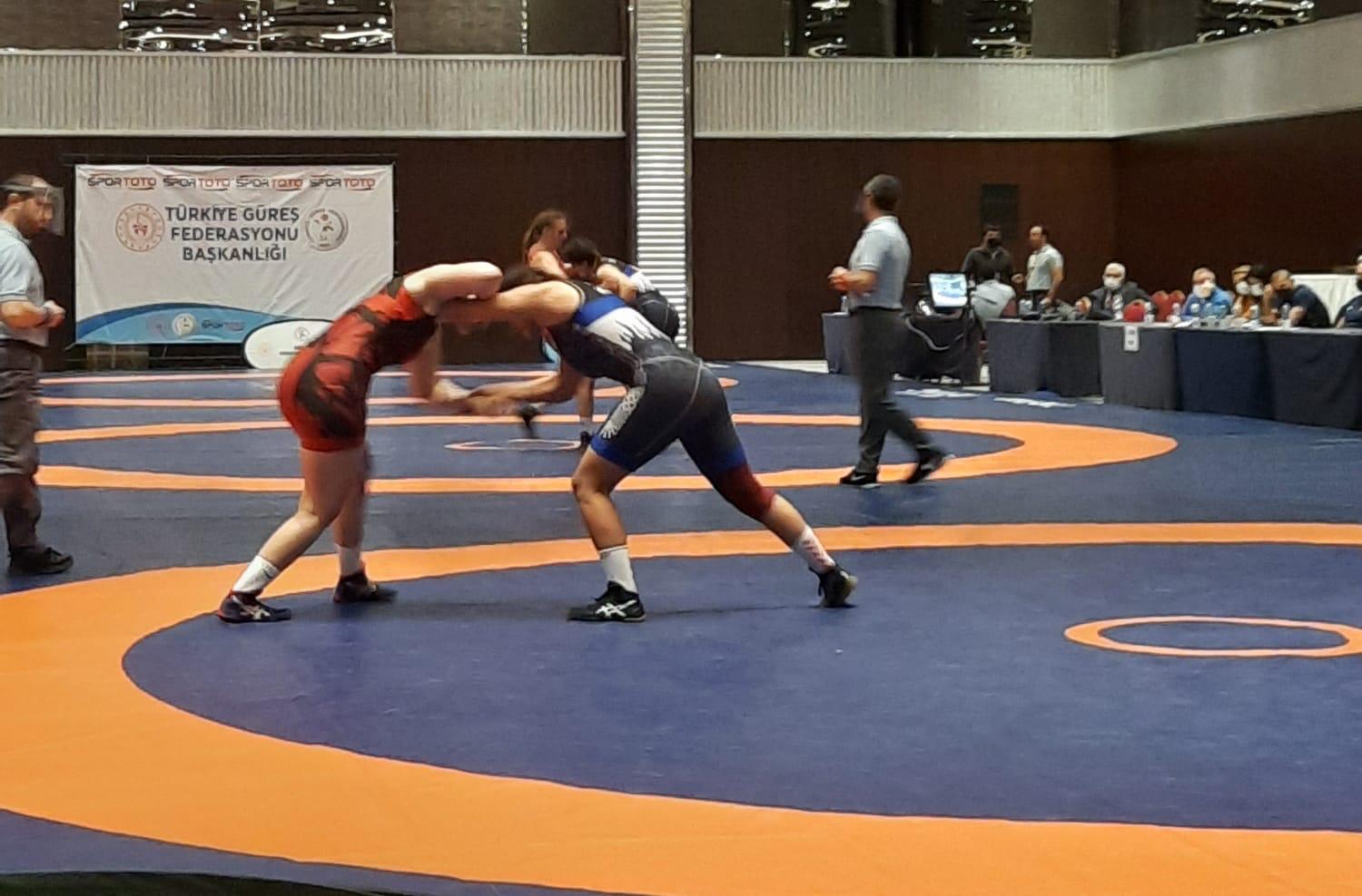 Ümraniye Belediyesi Gençlik ve Spor Kulübü Güreş Takımı’nın beş sporcusu,