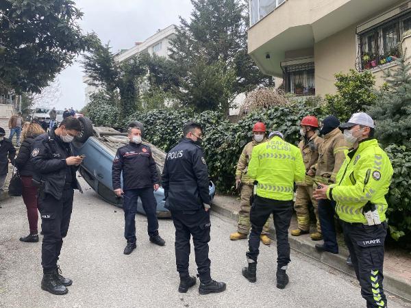 ÜSKÜDAR’da sürücüsünün direksiyon hakimiyetini kaybettiği otomobil, apartmanın duvarına çarparak takla