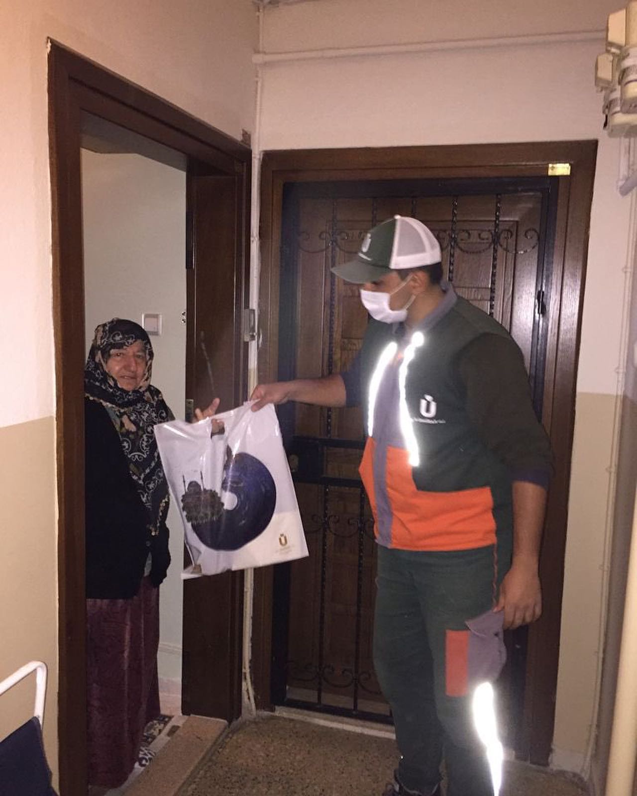 Üsküdar Belediyesi, Anneler Günü dolayısıyla, mor salkım fidanları dağıttı. Her