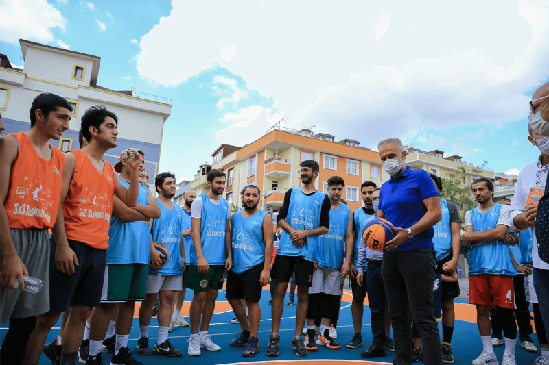 Çekmeköy Belediyesi okul bahçeleri ve parklara 20 yeni basketbol sahasının yapımı