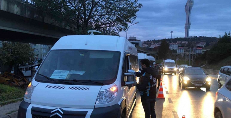 Üsküdar‘da okul servis araçlarına yönelik denetim gerçekleştirildi. Denetimlerde şoförler korona
