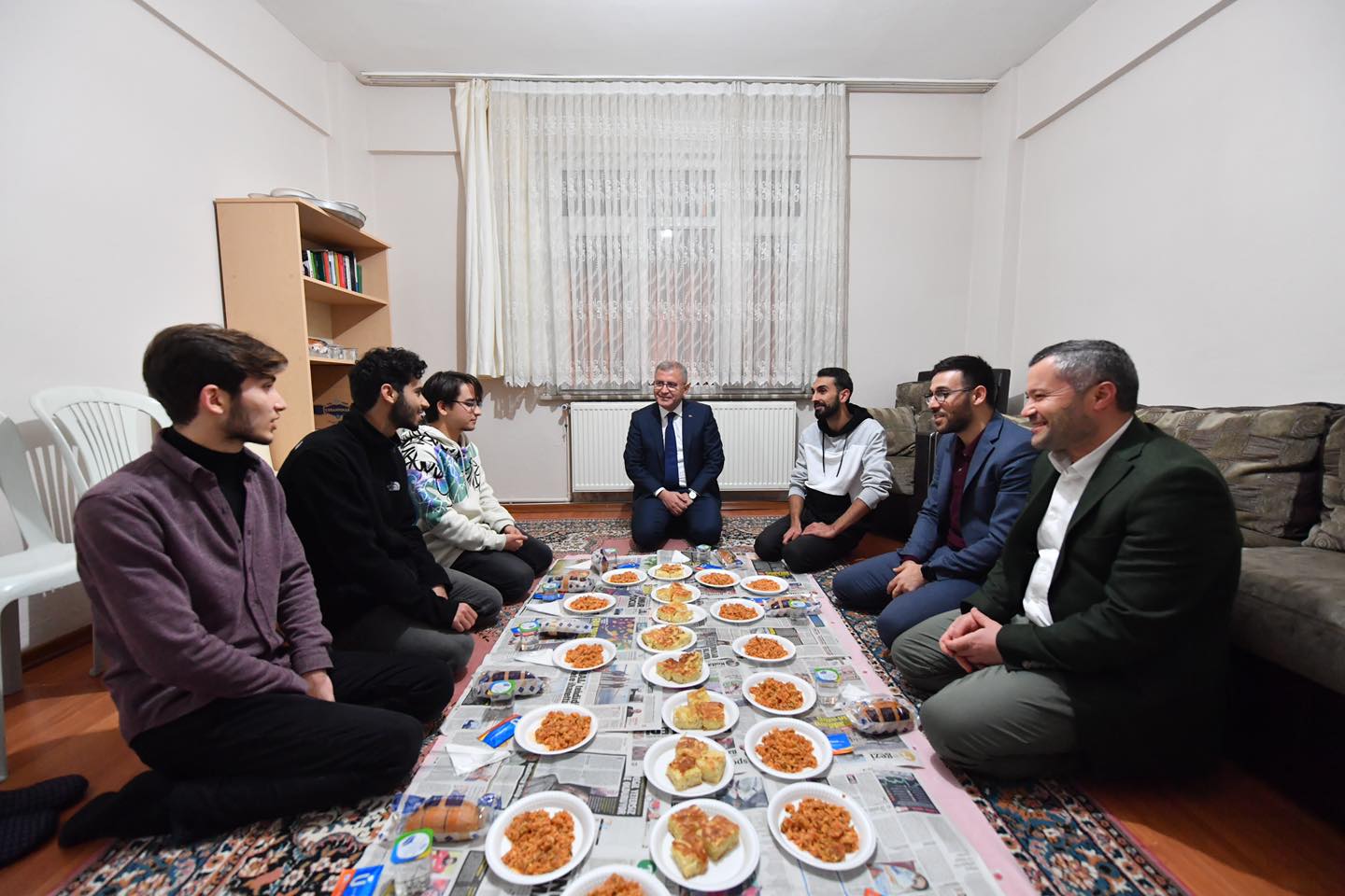 Üsküdar Belediyesi Başkanı Hilmi Türkmen, eğitim için İstanbul’a gelen ve