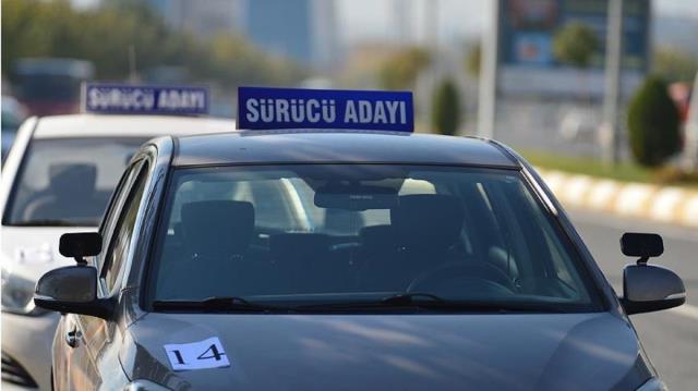 İstanbul Sürücü Kursları ve Eğitimcileri Federasyonu Başkanı Murat Tekin, direksiyon