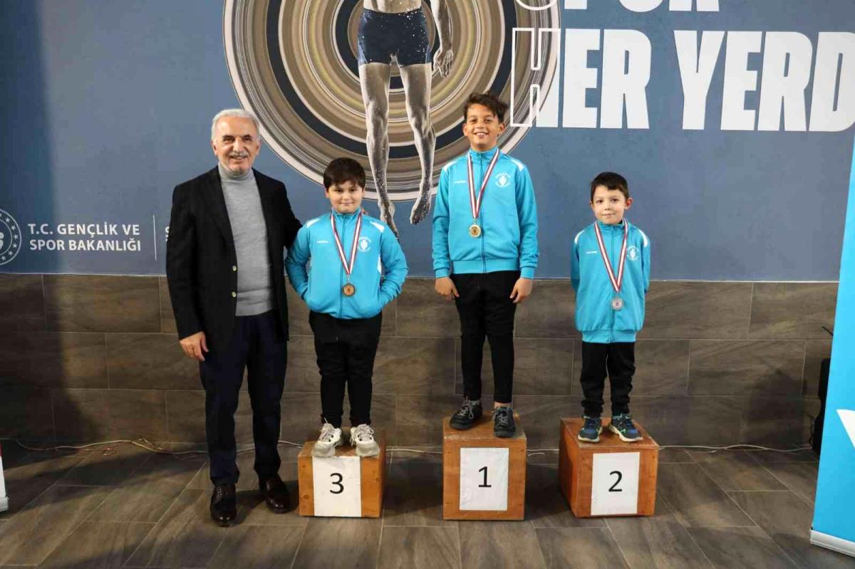 Ümraniye Belediyesi’nin yüzme havuzlarında eğitim gören öğrenciler için 1. Dönem