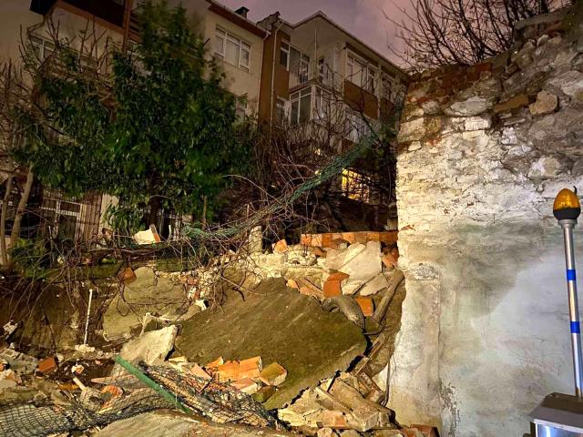 Üsküdar’da istinat duvarı çöktü, 4 otomobil zarar gördü Üsküdar’da harabe