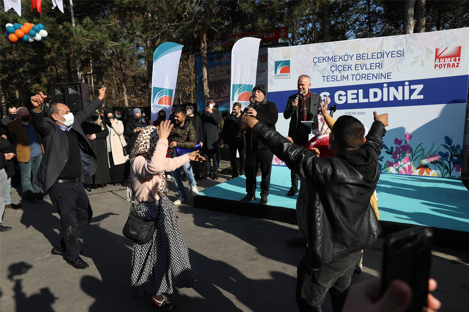 Kış aylarında dışarıda çiçek satan Romanların çalışma şartlarını iyileştirmek için